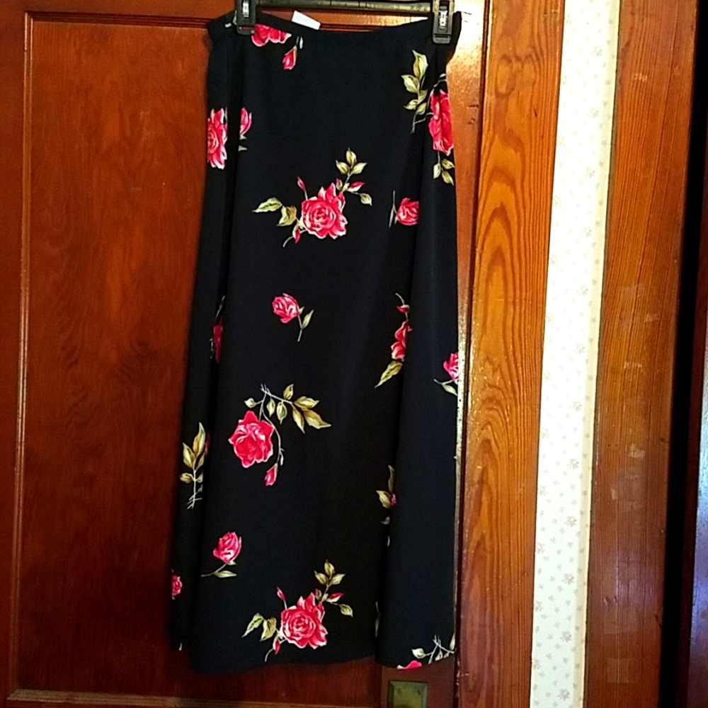Maggie Lawrence Women's  Floral skirt Size Medium